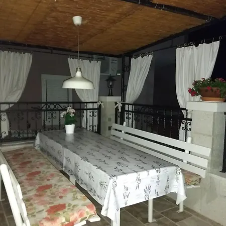 Nina بروماجنا